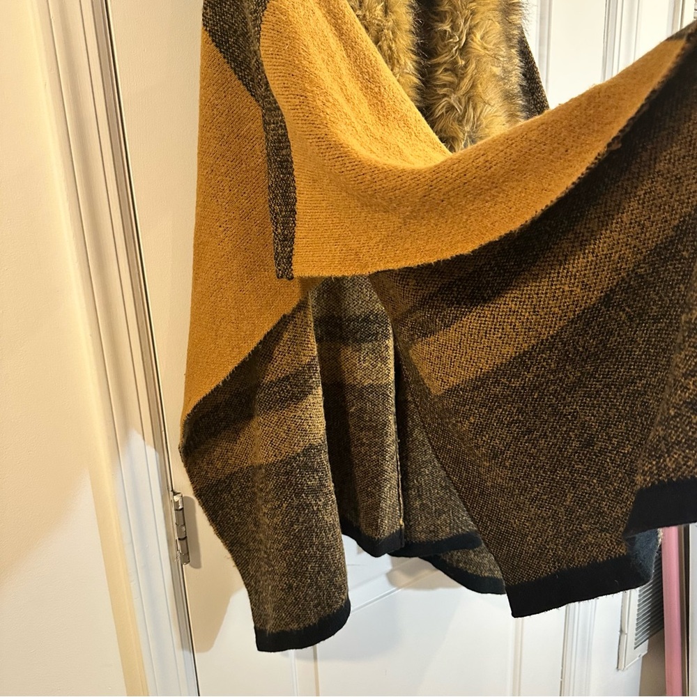 Forever 21 Plus Shawl Sweater with Detachable Faux Fur Collar in Camel Tan - Picture 8 of 9